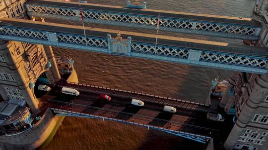 城市航拍伦敦桥上车流行驶