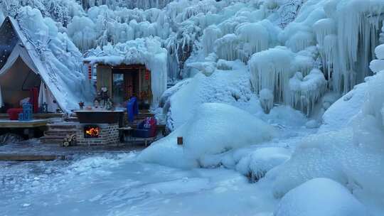 济南南部山区九如山，冰瀑成型冰天雪地