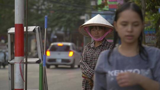 越南女士站在街道上