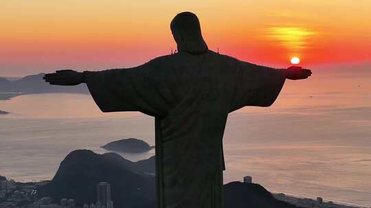 日出在基督救世主里约雕像在里约热内卢巴西