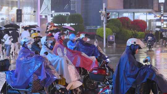 雨天夜晚文明交通出行