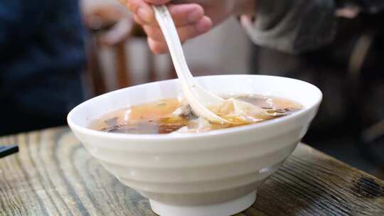 顾客享用早餐馄饨拌面早餐店美食用餐环境视