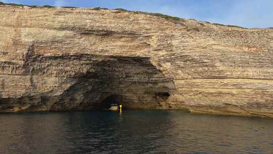 旅游船从法国科西嘉岛的博尼法乔悬崖圣安东尼宽洞穴出来。50fps镜头