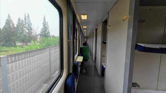 老式火车绿皮火车卧铺车厢