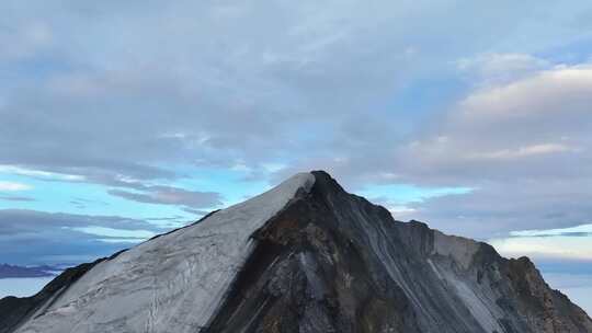 航拍四川岷山山脉雪宝顶雪山云海风光