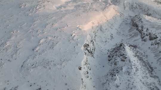 冬天被雪覆盖的小山