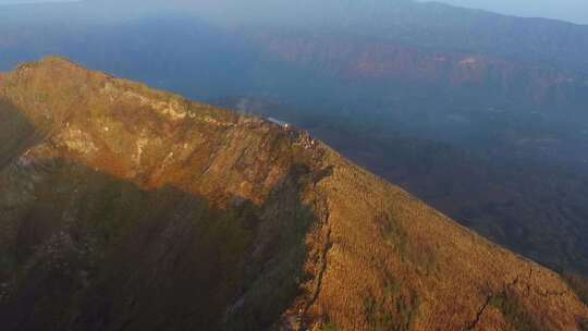 徒步旅行者在山顶上停下来