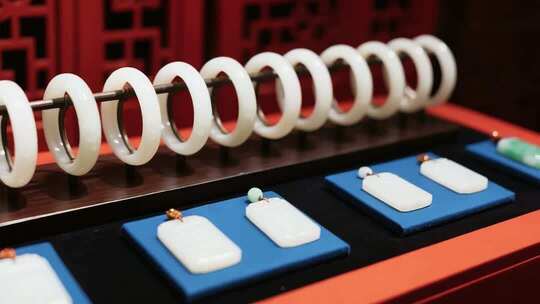 展示架上的玉石手镯和挂件