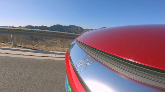 山路行驶的红色电动车头 特写 大山背景