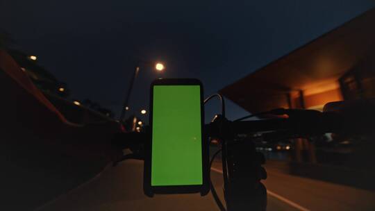 自行车上的绿屏手机