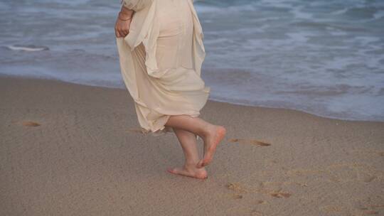 美女海边沙滩上奔跑脚步特写