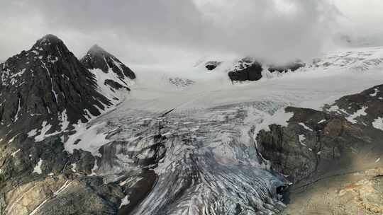 航拍川西沙鲁里山脉加拉本森雪山冰川风光视频素材模板下载