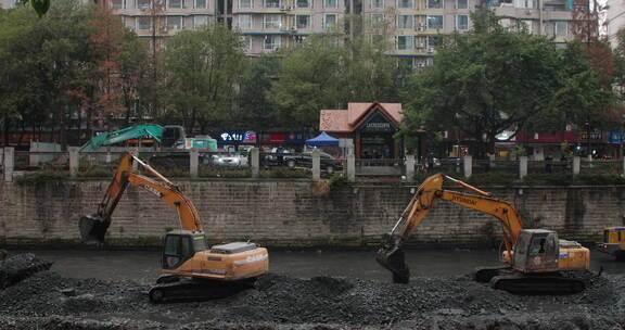 挖掘机在清理河道成都城市建设