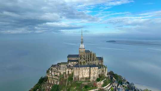 法国诺曼底圣米歇尔山的鸟瞰图。