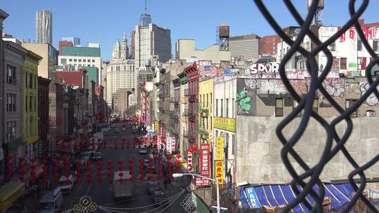 通过链条栅栏拍摄纽约唐人街区视频素材模板下载
