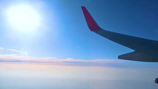 飞机在高空云层平流层上飞行巡航航行