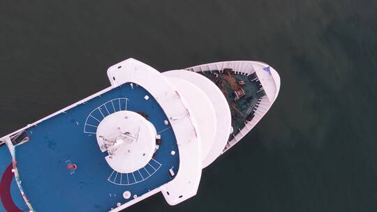 航拍俯瞰威海湾的侨乡号游轮