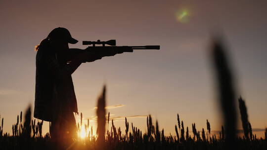 日落时分猎人瞄准视频素材模板下载