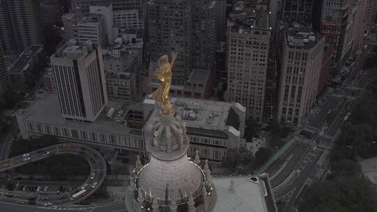 航拍摩天大楼顶部的雕塑