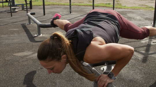 白天在户外健身房锻炼的运动高加索女人