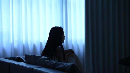 女生悲伤哭泣孤独抑郁独处