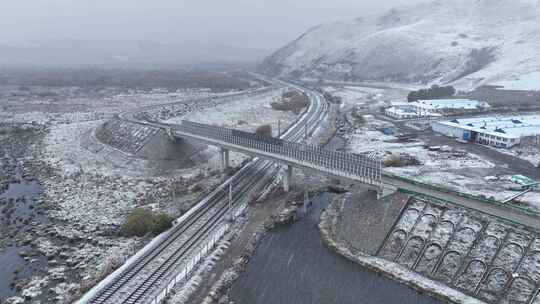 风雪中行驶在大兴安岭林区的绿皮火车