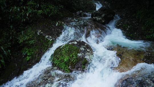 4K高清山区山泉水升格清澈流水降水