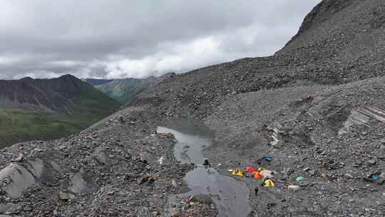 航拍攀登贡嘎山卫峰乌库楚雪山的登山者营地