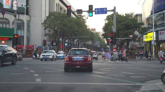 城市道路开车汽车行驶行车记录仪驾驶视角