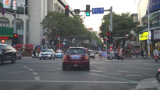 城市道路开车汽车行驶行车记录仪驾驶视角视频素材模板下载