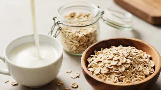 早晨牛奶与燕麦搭配的准备工作