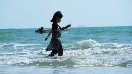 海边踏浪的小女孩视频素材模板下载