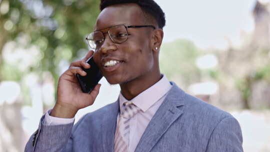 快乐的黑人，城市里的电话和谈话进行交流