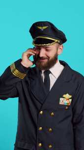 男飞行员在智能手机通话