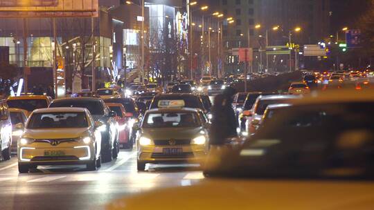 城市夜晚车流人流视频素材模板下载