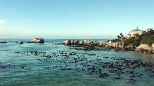 蔚蓝的海水海浪岩石