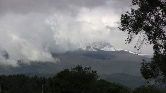 隐匿在云雾中的火山