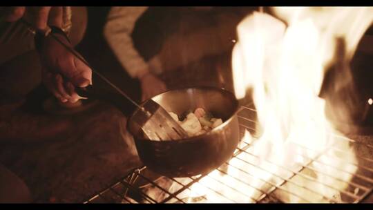 家庭露营周末，男人在篝火上做饭视频素材模板下载