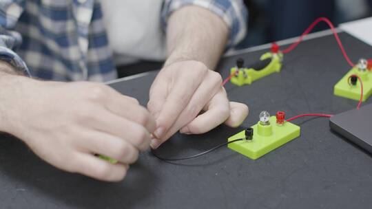 工科学生搭建电气电路特写镜头视频素材模板下载