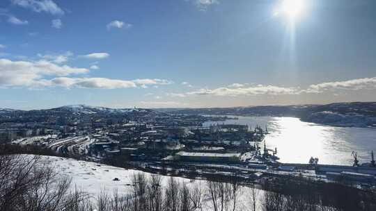 海边港口雪景-晴天下的不冻港