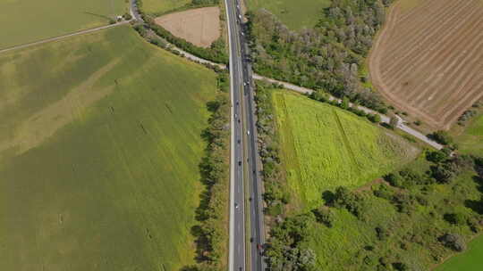 高速公路上的无人机摄像头垂直视图