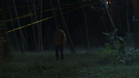 外国男人在夜晚的森林中遇见折射光线
