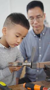 儿童认真专心制作手工木工实操培养动手能力