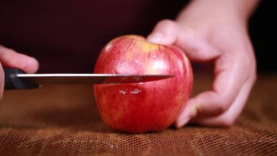 刀刮苹果表面果蜡视频素材模板下载