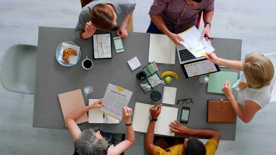 高端商务人士办公讨论工作场景