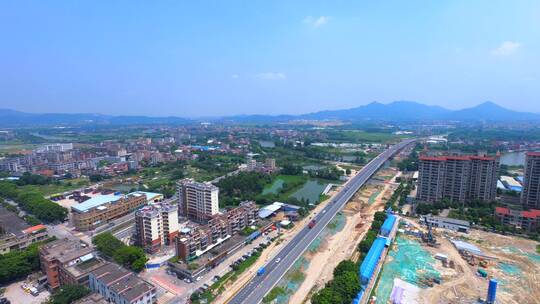 广州城市住宅建筑与城市道路繁忙车流景观