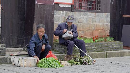 菜农在巷子里摆摊卖菜卖蔬菜