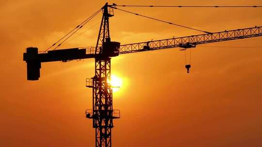 夕阳下的建筑钢架结构