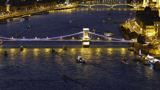 布达佩斯灯火通明的塞切尼链桥夜景，旅游景点