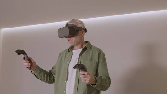 玩虚拟现实的老年人